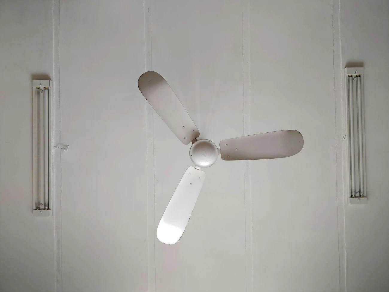 5 Ventiladores de Teto até 400 Reais que Ventam Muito